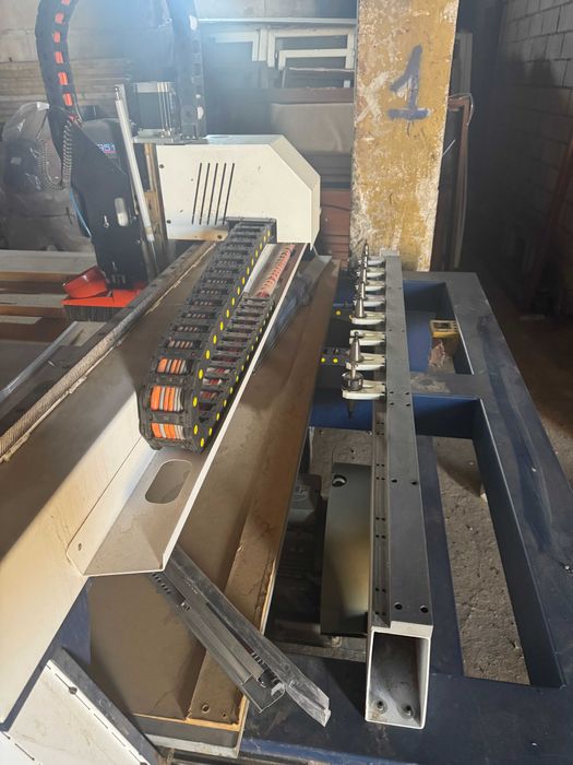 Фрезерний верстат з ЧПК з вакуумним столом ,автоматична заміна фрези