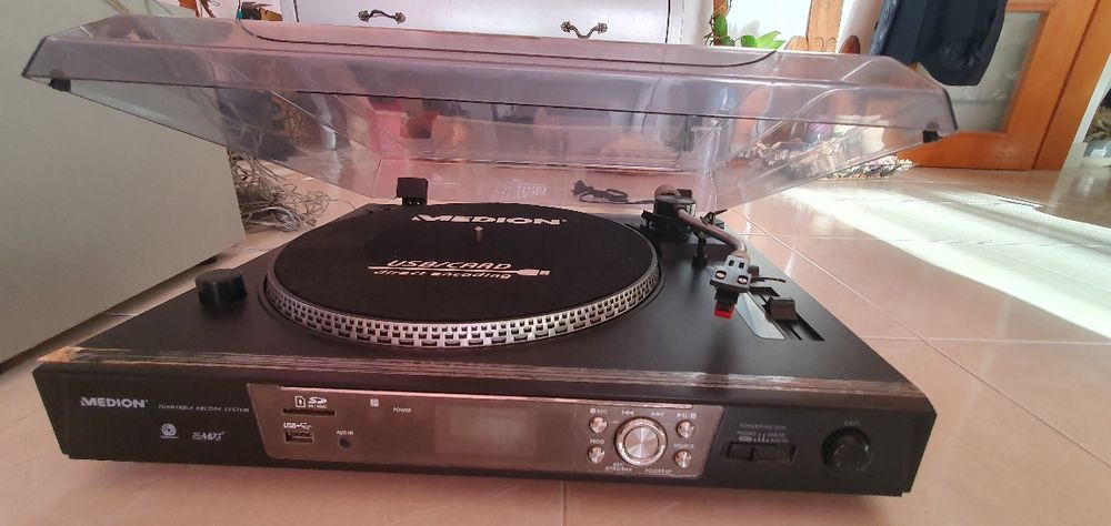 Conjunto de gira discos marca medion com usb/carde amplificador  marca