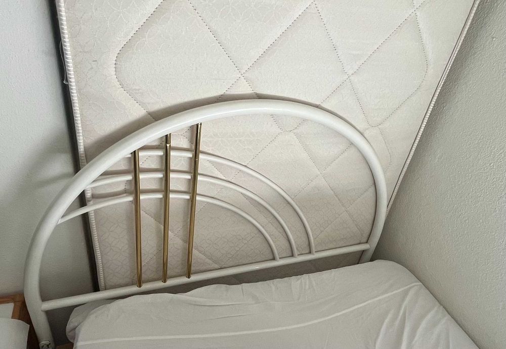 Cama de crianca branca e dourada