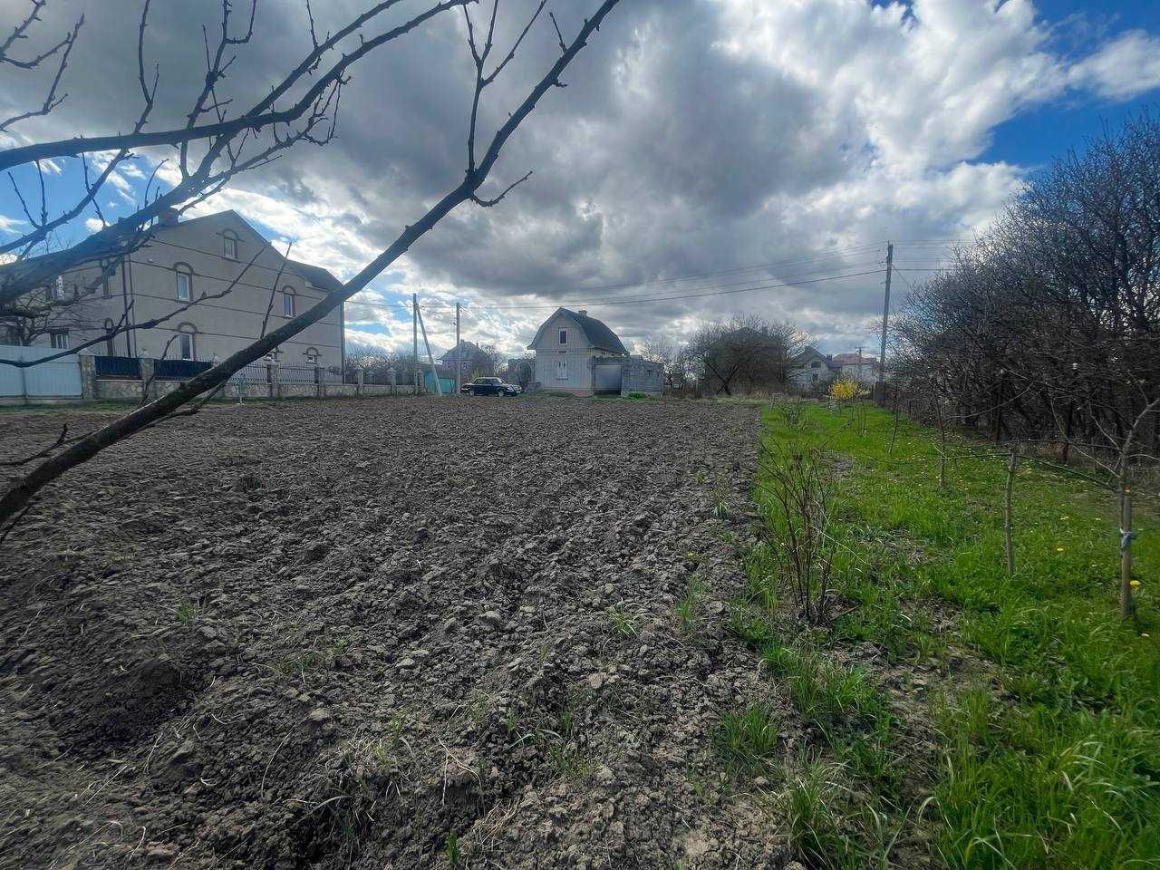 Земельна ділянка правильної форми,є сусіди.