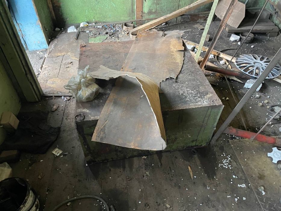 Битовка 7,5*2,5 висота 3,1 метра фасад металевий профнастил