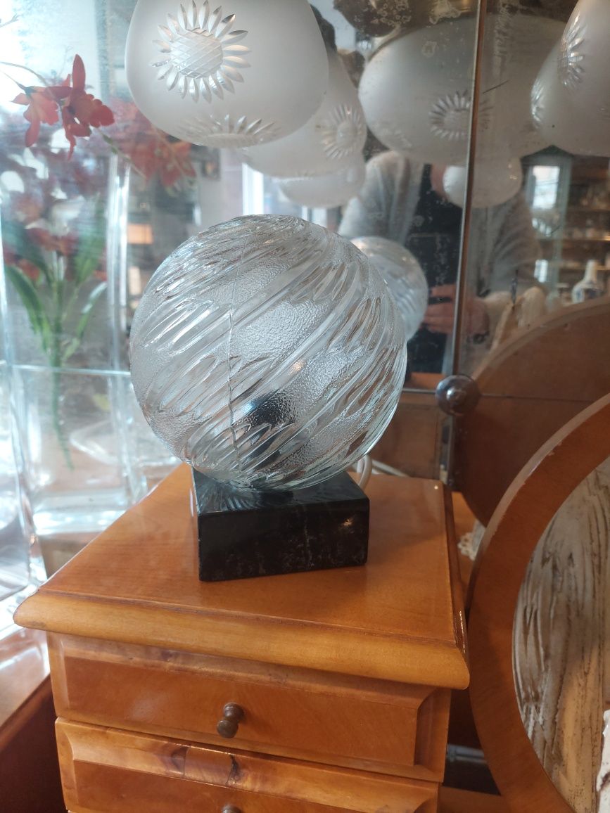 Lampki nocne Lampka szklana kula na kamiennej podstawie SPACE AGE