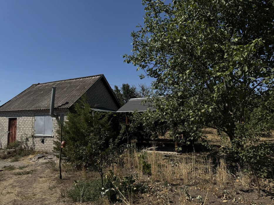 Продається будинок з 3 кімнатами, літнею кухнею і землею