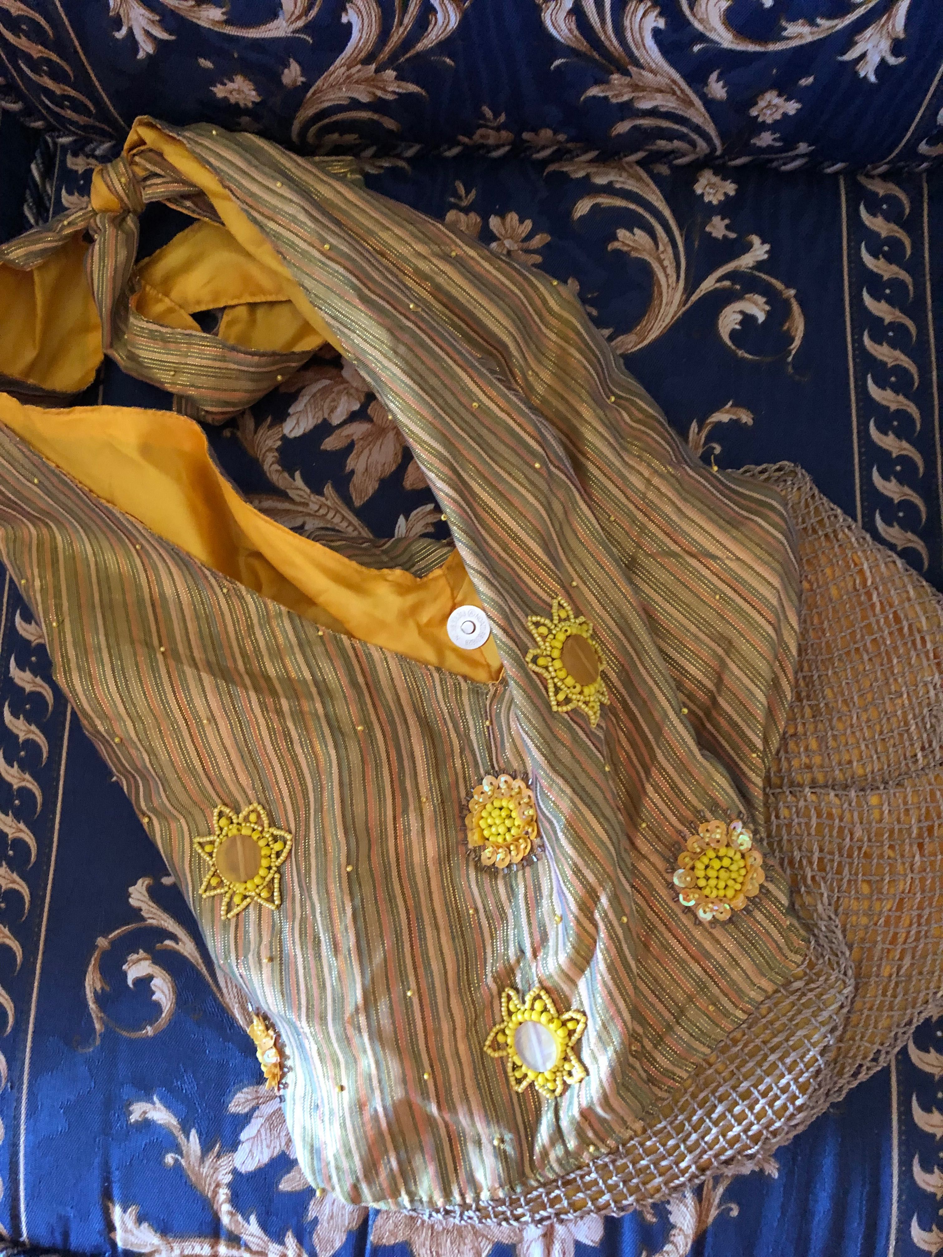 Mala de tecido amarelo e dourado