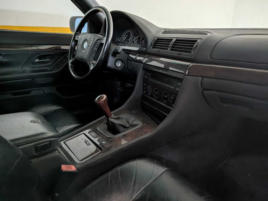 BMW 730i - V8 - Caixa manual