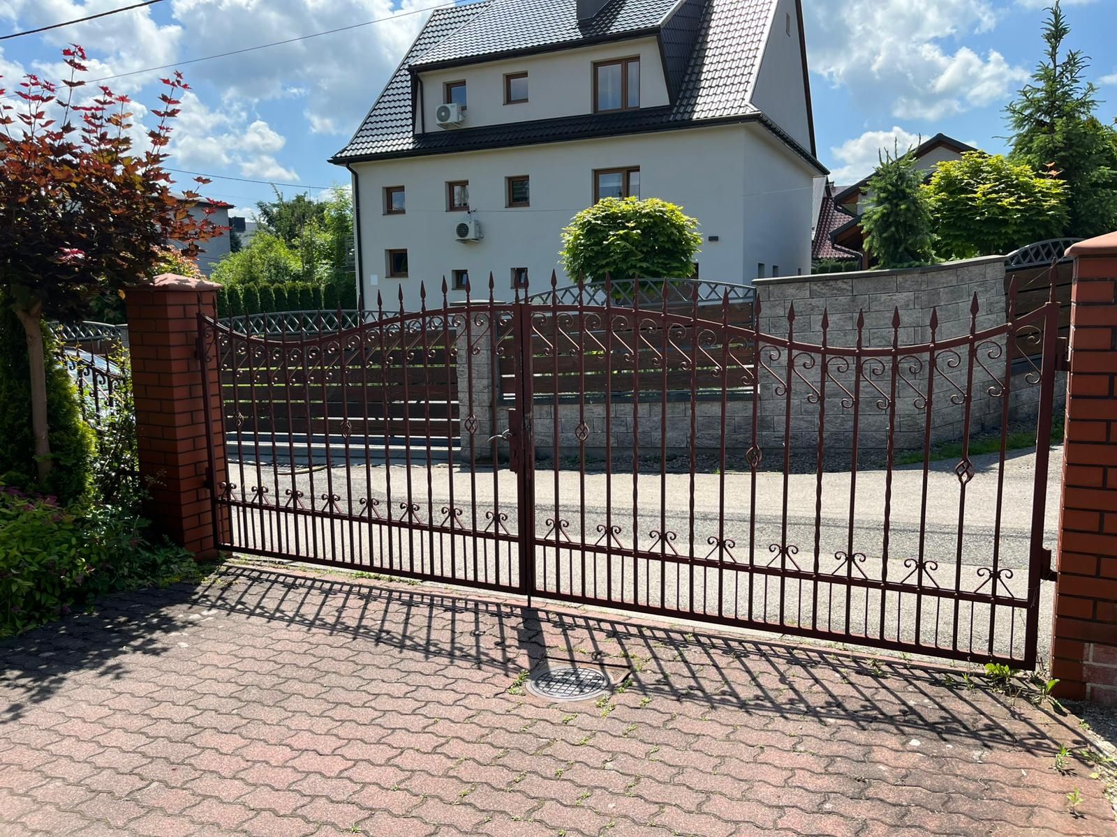 Brama dwuskrzydłowa kuta.