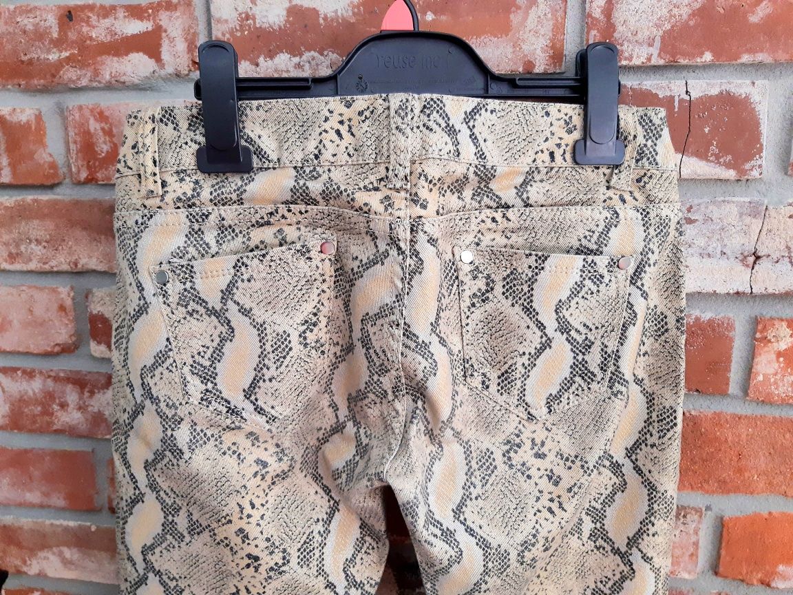 Spodnie dżinsy damskie w modny wężowy print M/38