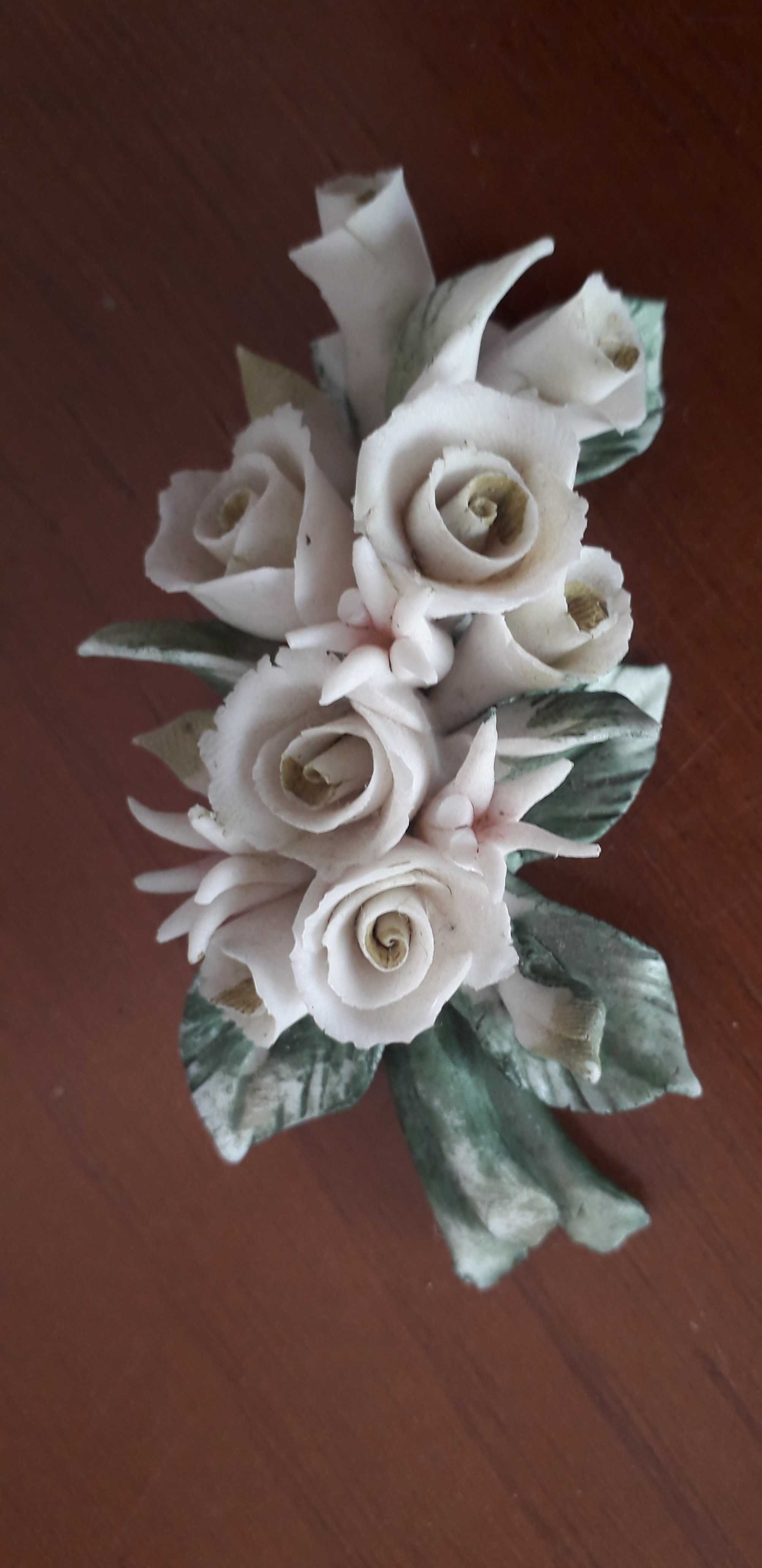 Ramos de flores em rosa, branco e verde