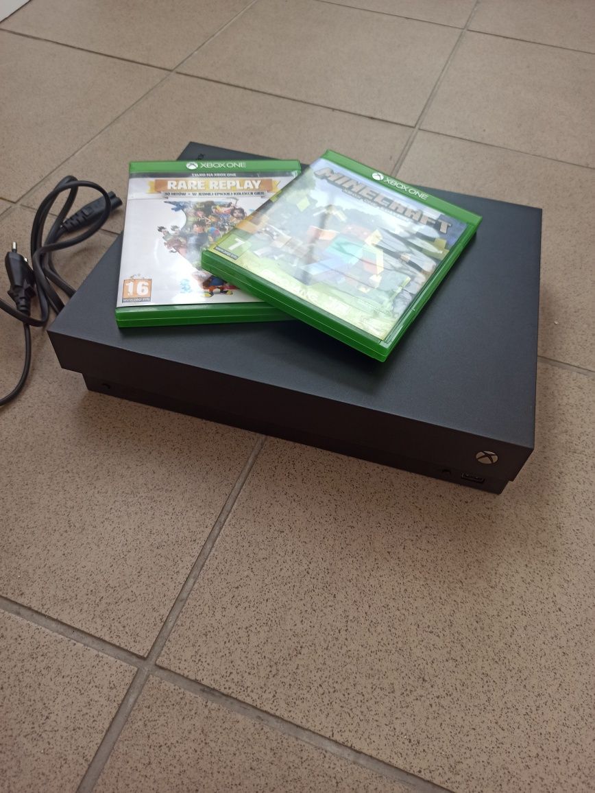 Konsola Xbox One X 1tb + 2 gry