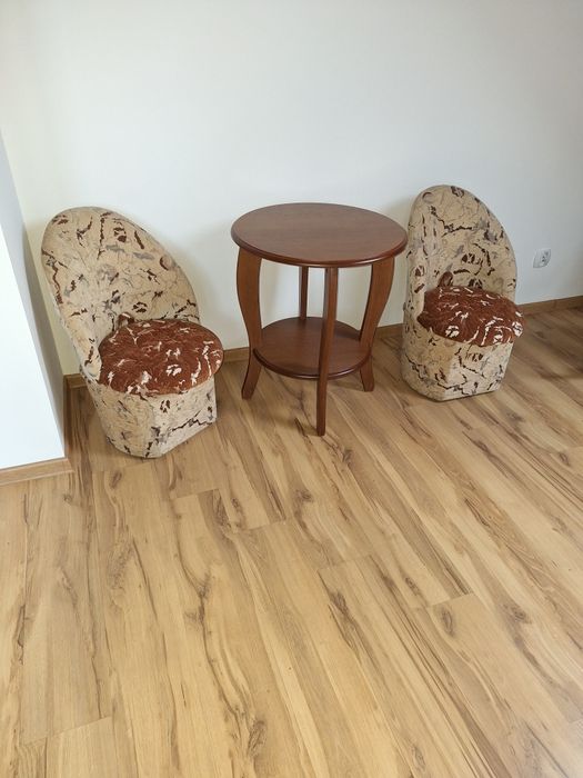 Sprzedam pufy i stolik.