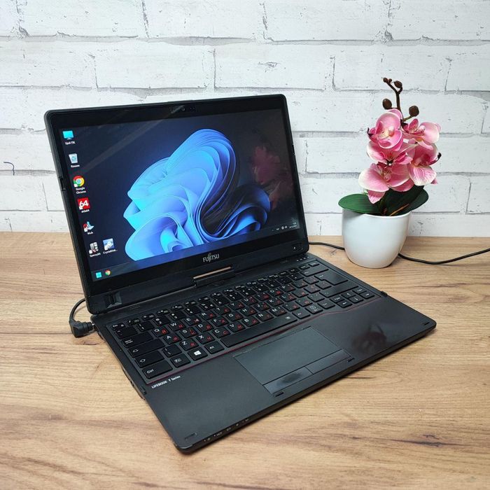 Класний ноутбук Fujitsu T937. Має сенсорний екран та підсвітку клави.