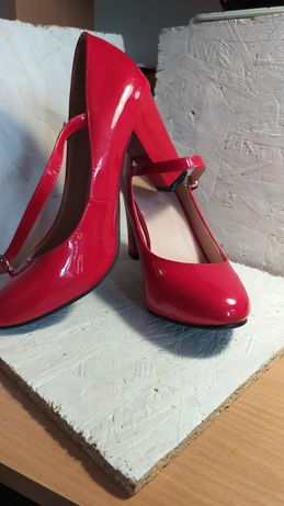 Шкіряні червоні лакові туфлі