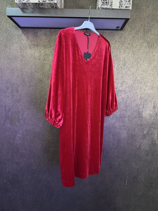 Червона велюрова сукня