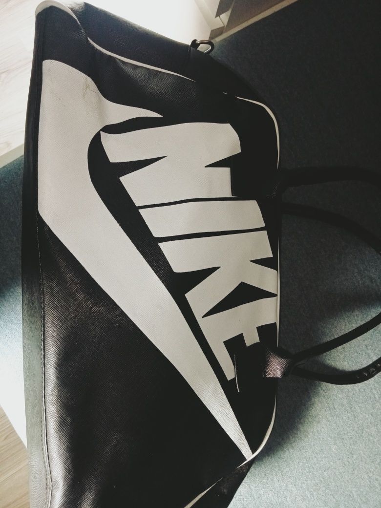 Czarna torba Nike podróżna sportowa