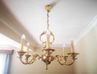 Candelabros de teto dourados