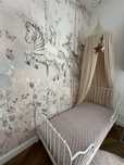 Idea Zana by Mama biale metalowe rosnace lozko plus pudrowy baldachim