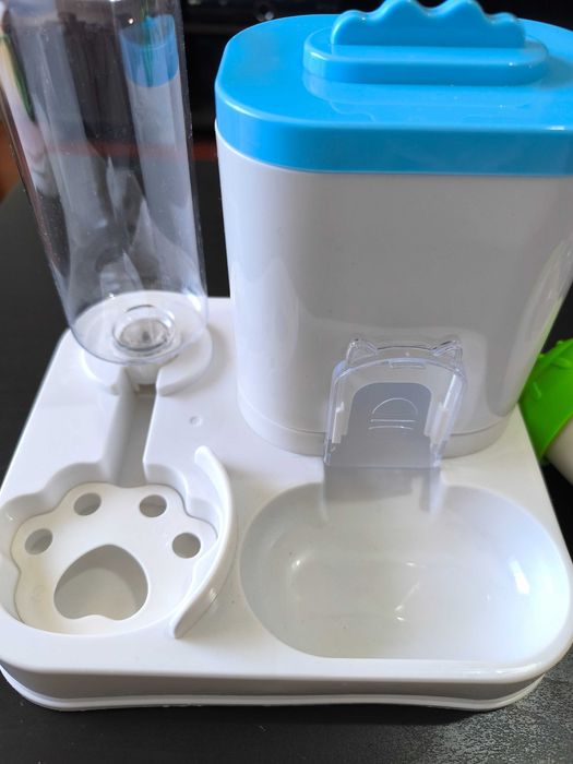 Dispensador 2 em 1 para gatos com oferta