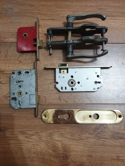 Накладні ручкі на двері, врізний замок