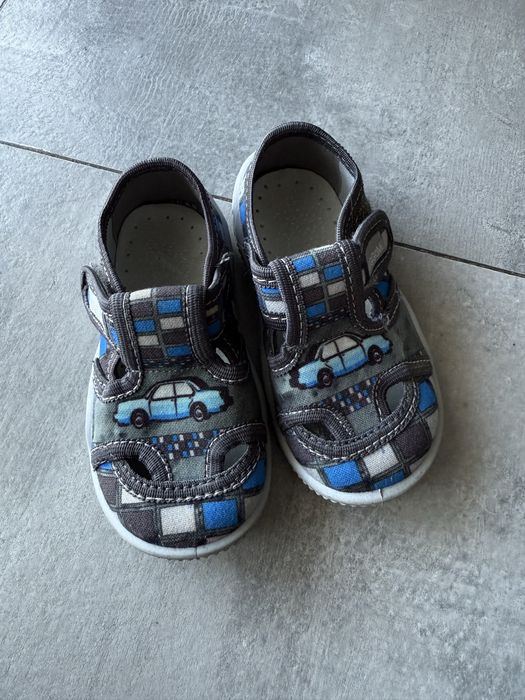 Szare kapcie z autkiem rozmiar 23