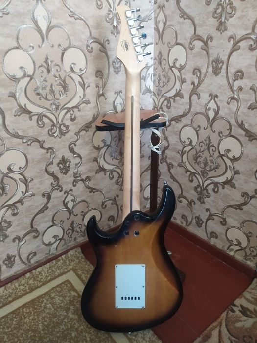 Продам электрогитара Корт 110 +микрофон