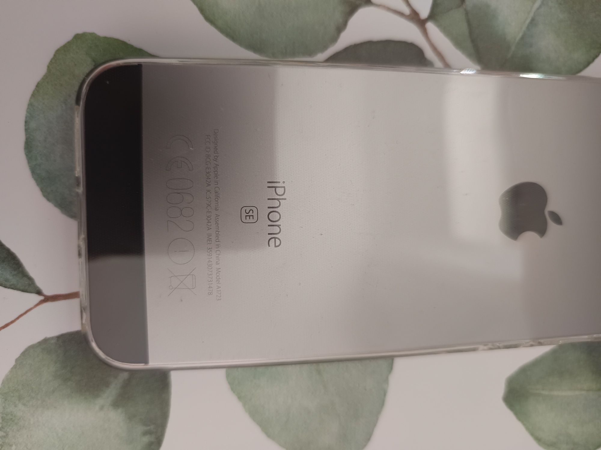 Iphone SE (pequeno) livre otimo estado.