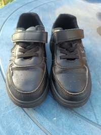 Кросівки чорні взуття
