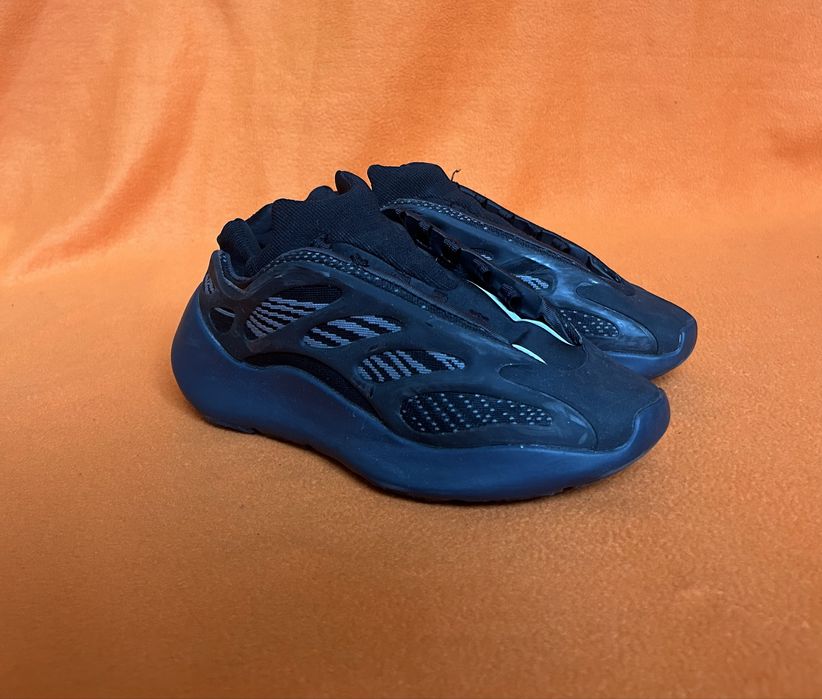 Кросівки Adidas Yeezy Boost 700