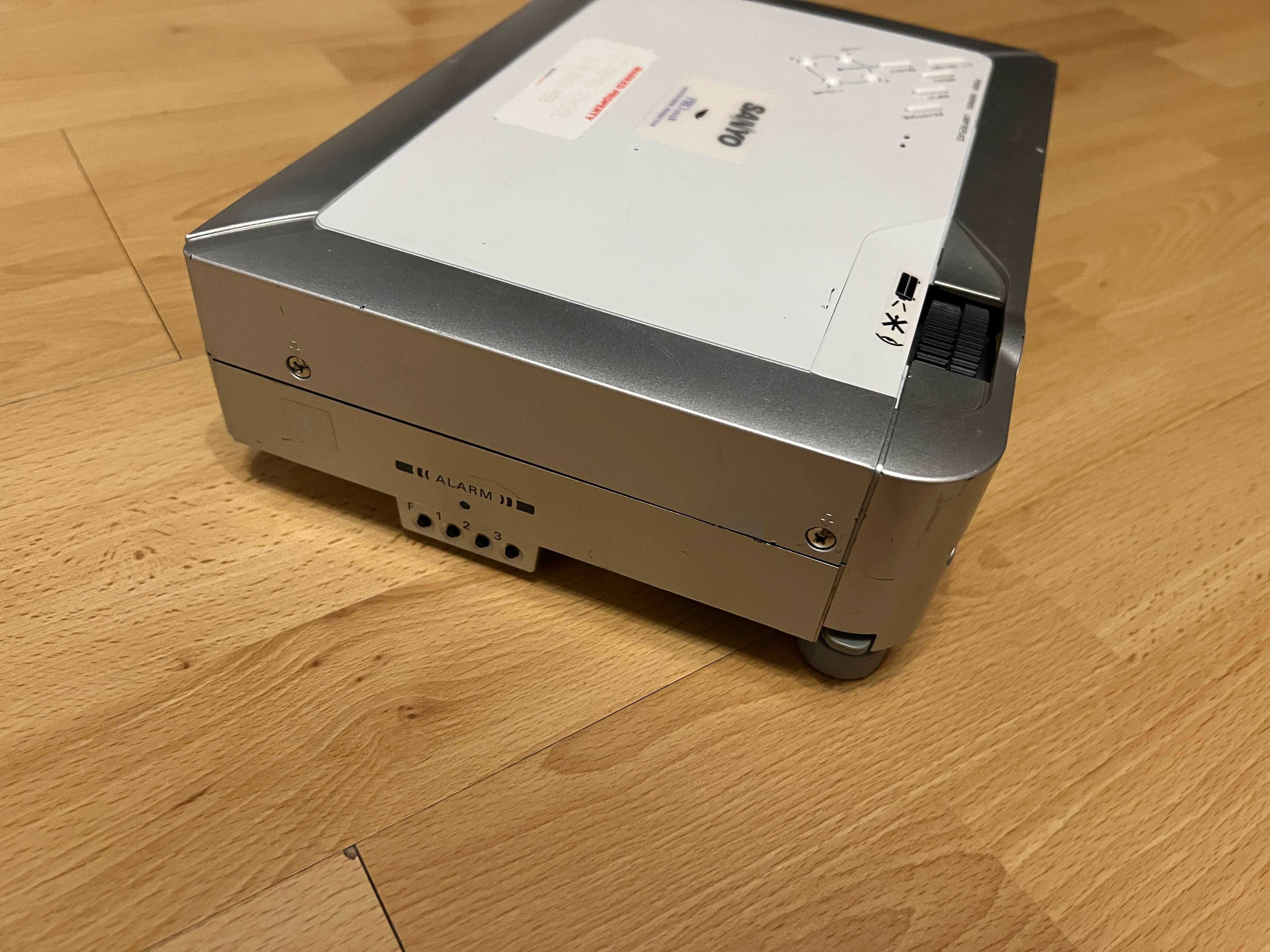 Projektor Sanyo PLC-XE30, uszkodzony