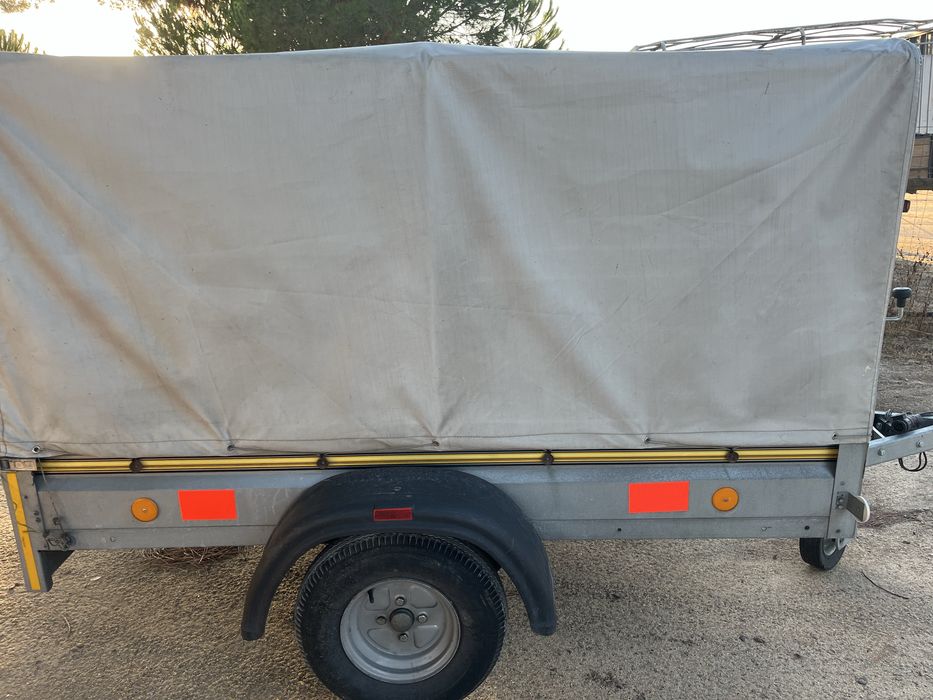 Reboque para carga fechado