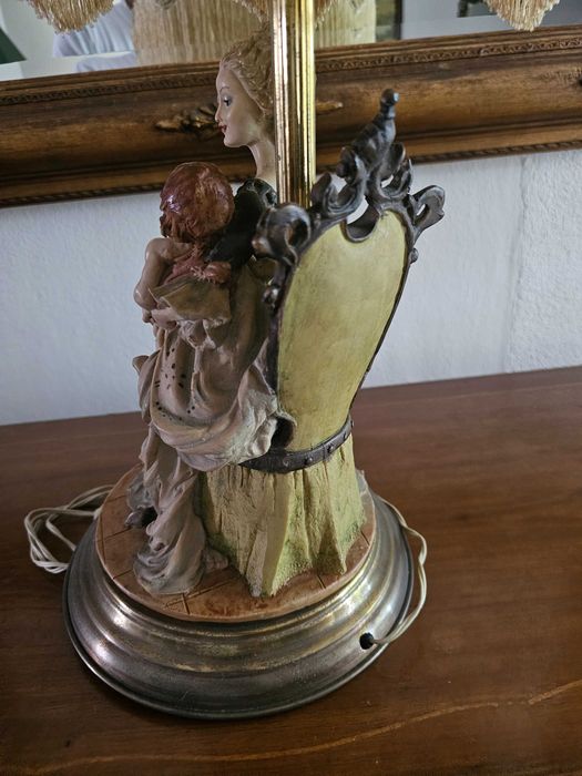 Candeeiro Vintage de Mesa com Figura Feminina e Criança