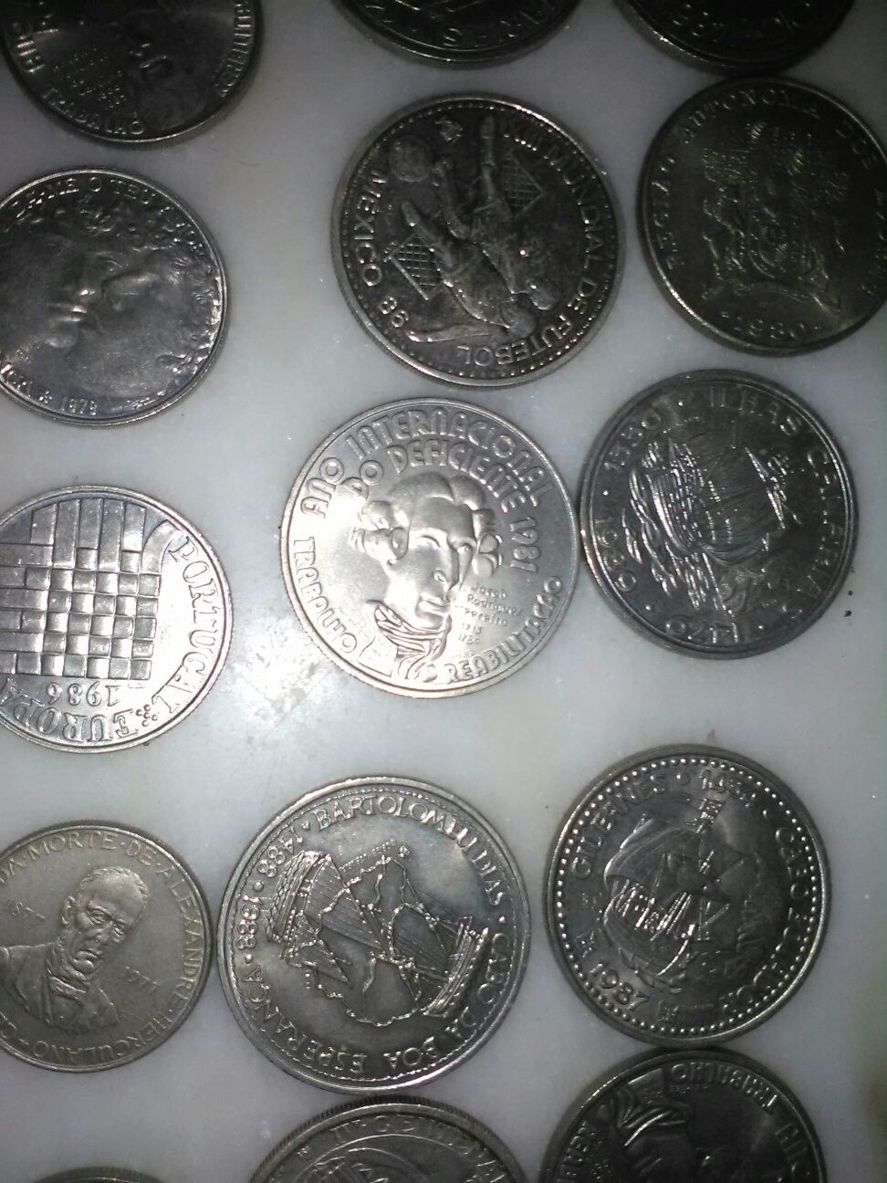 Conjunto de 28 Moedas de Escudo Comemorativas