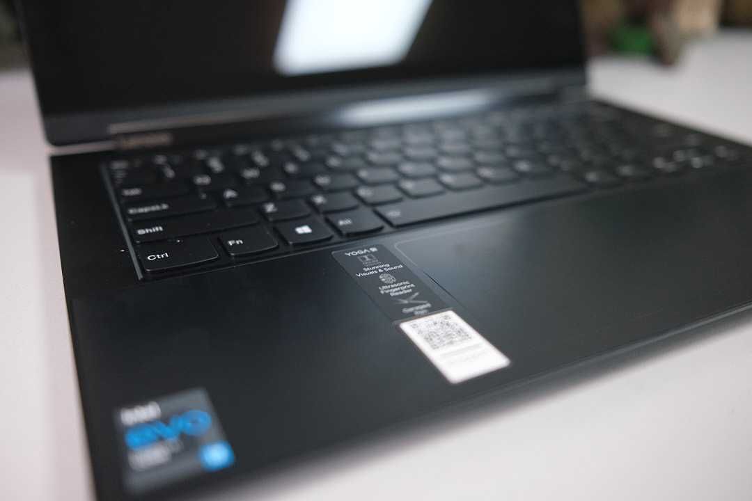 Lenovo Yoga 9-14 i7-1185G7 16  512 SSD Intel Iris Xe 14 4k 2in1
