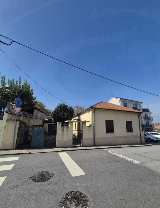 T2, com 80 m² de área construída e um terreno total de 642 m².