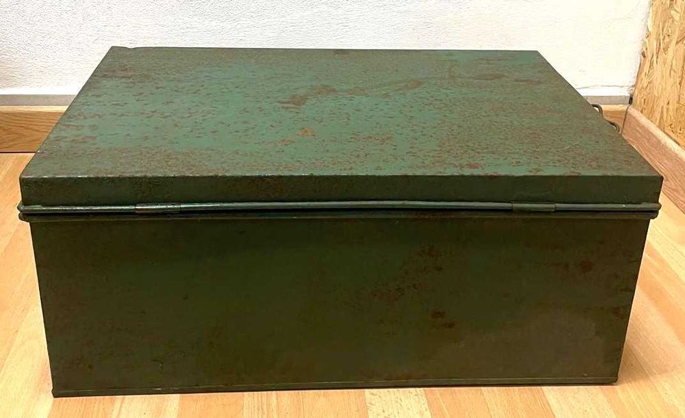 Caixa antiga, em chapa, arca ou bau