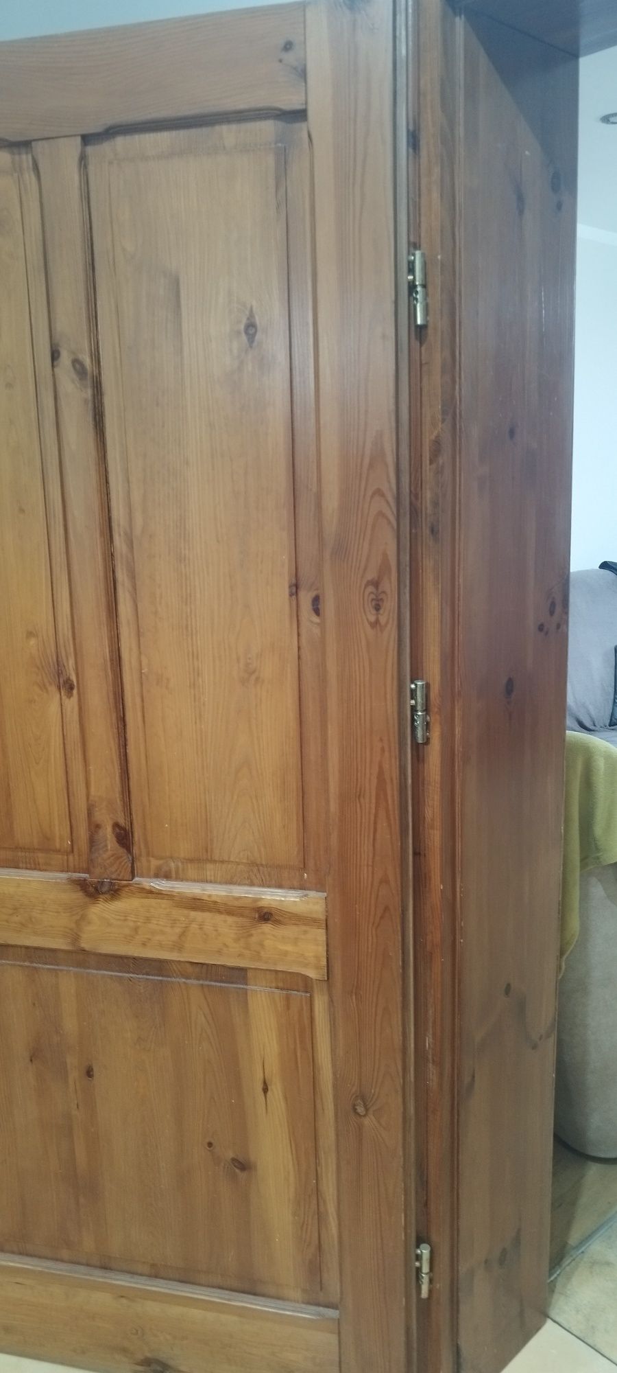 Drzwi wewnętrzne z drewna.