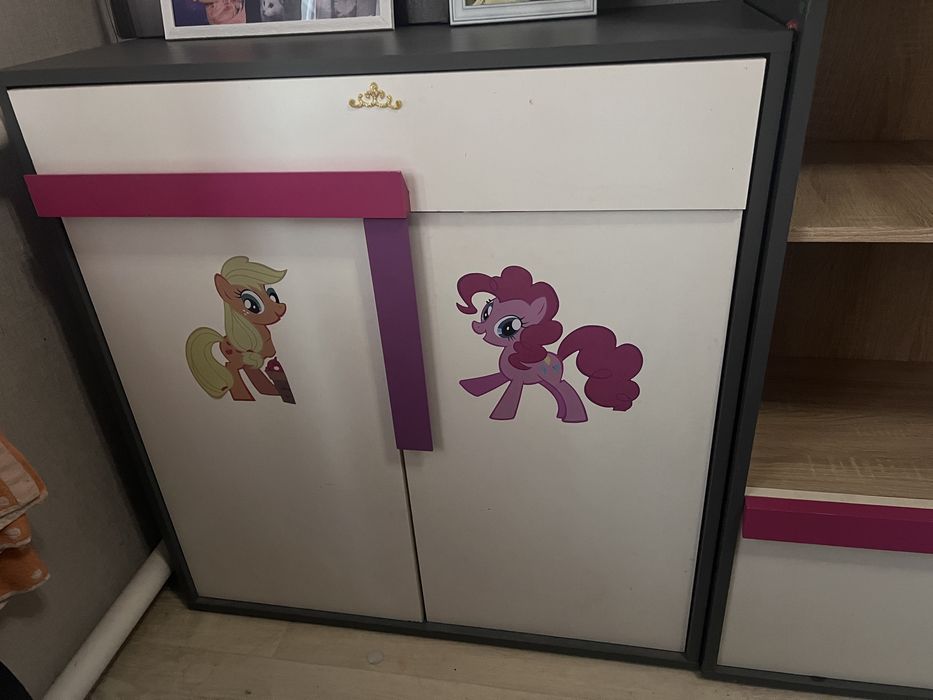 Комплект меблів у дитячу шафа комод стіл