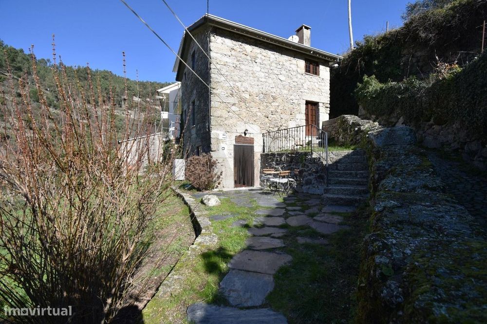 Moradia rústica T2+2 com 3 pisos | Jardim | Alvoco da Serra, Seia
