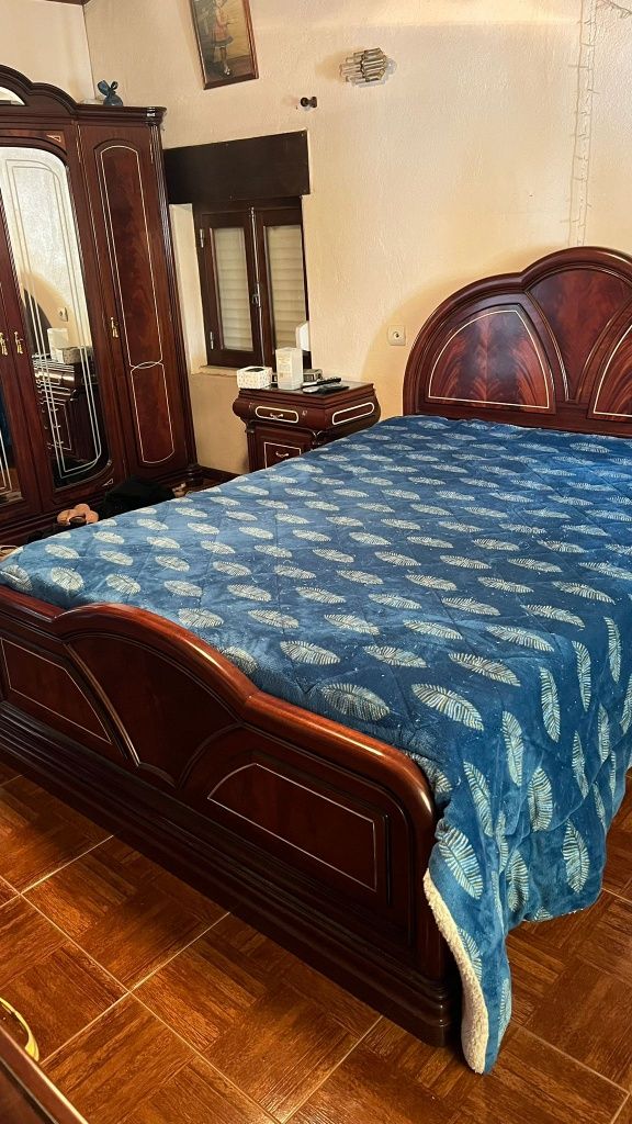 Quarto de casal em Mogno e raiz de Nogueira