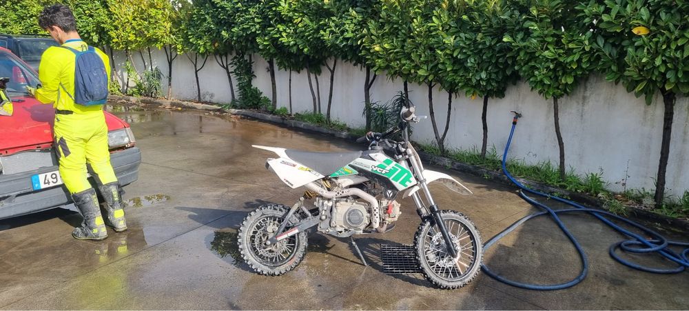 Pit Bike 125cc 2023 com oferta de capacete e óculos
