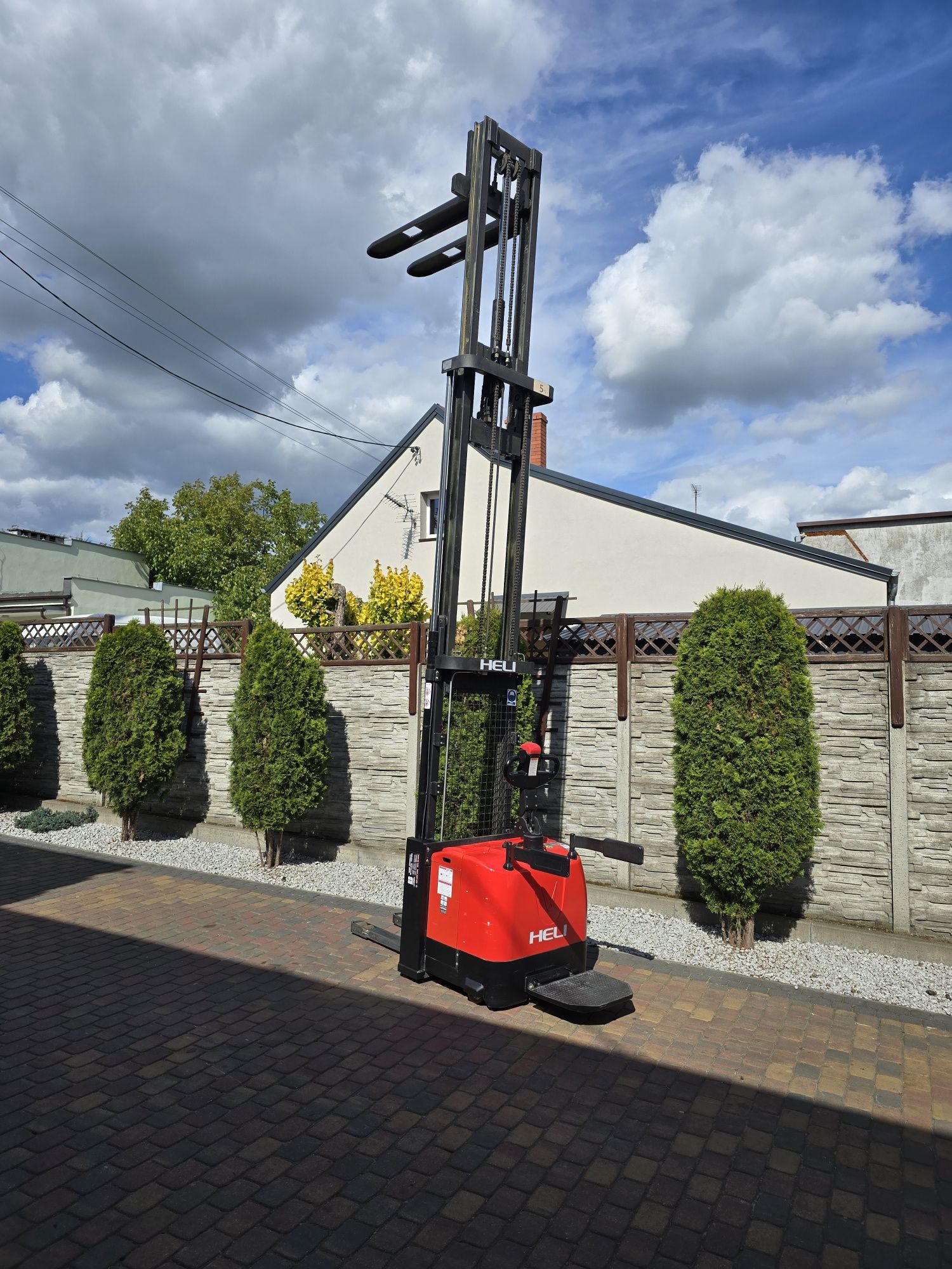 Wózek paletowy masztowy elektryczny triplex UDT Heli 2019r 1.6t widlak