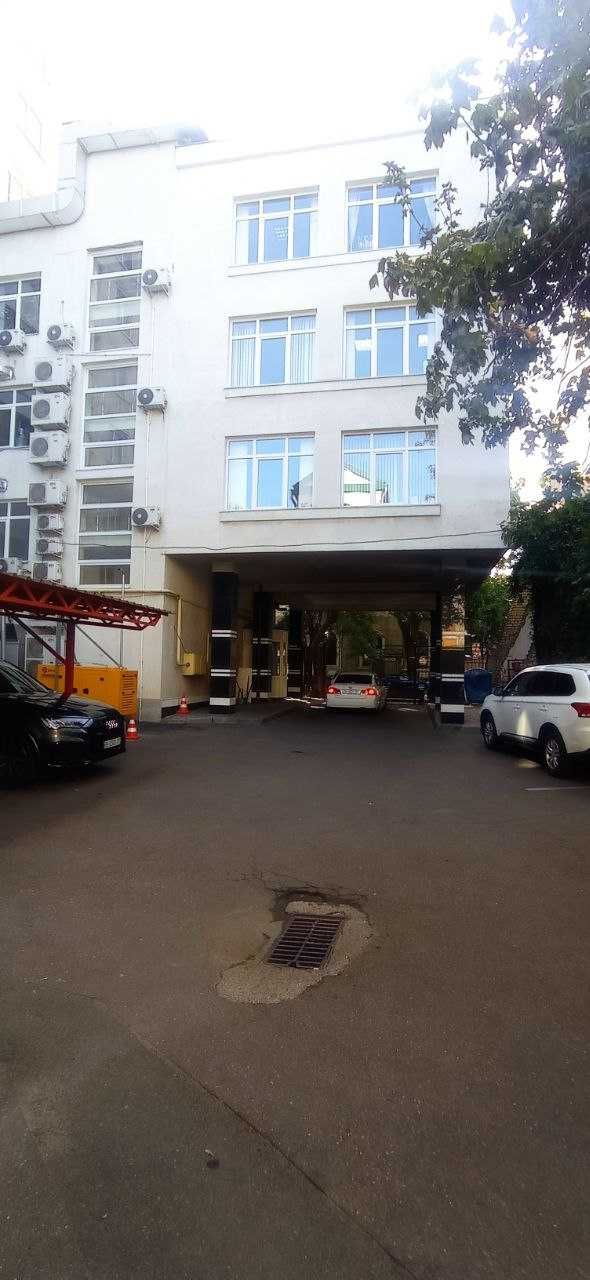 Коммерческое помещение 1600м2 .Центр города. Фасад.