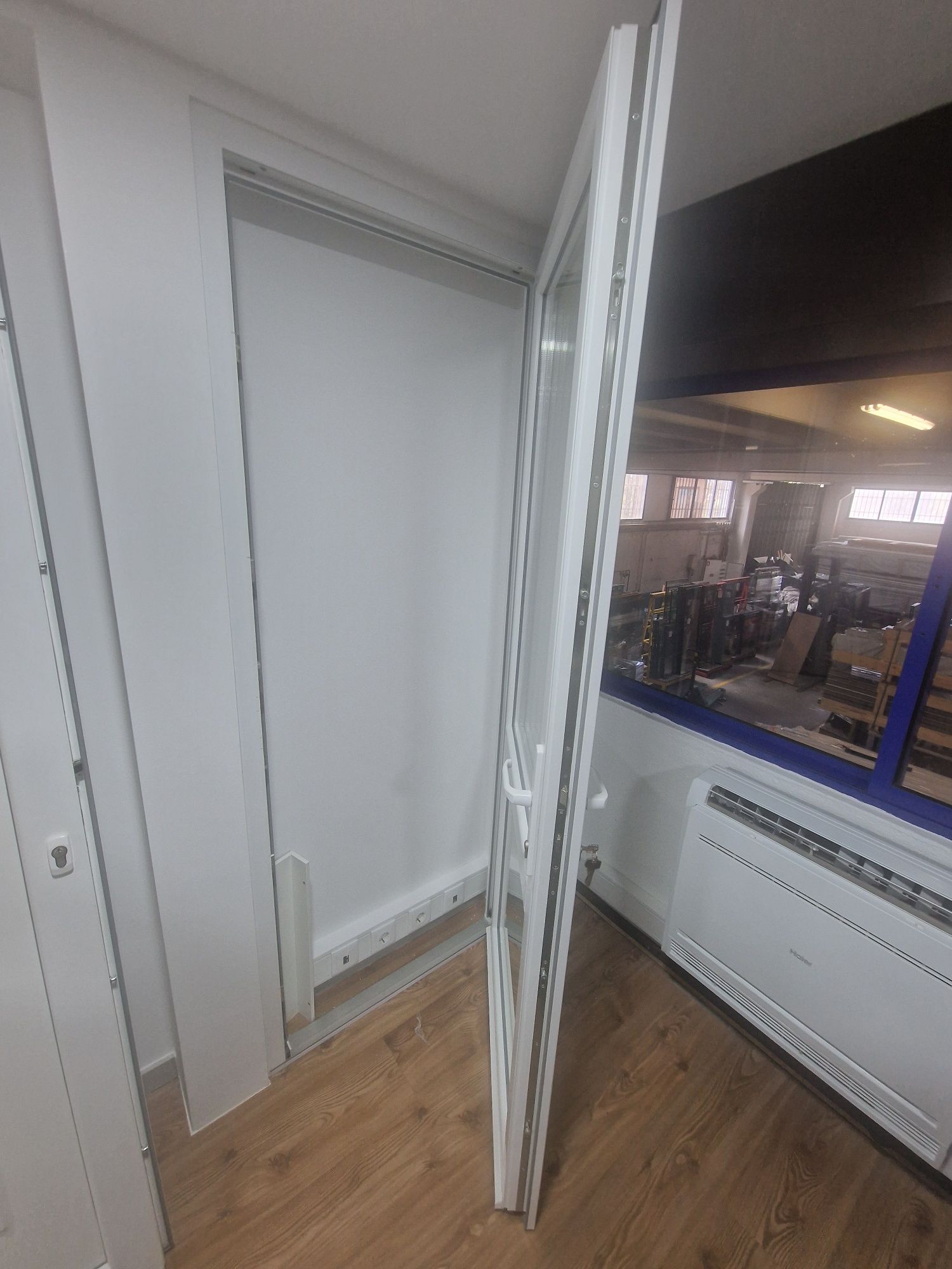 Vende-se porta sacada