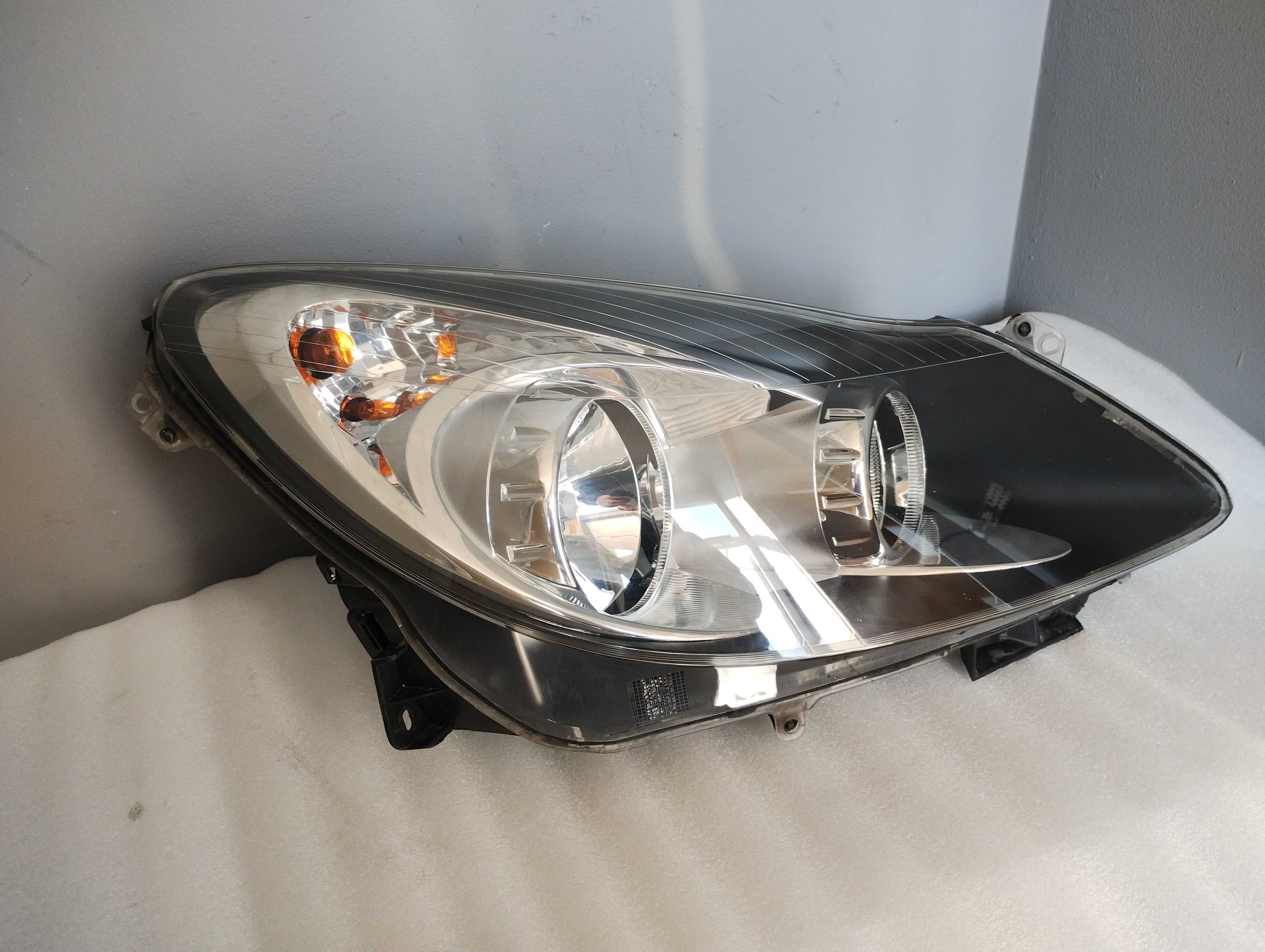 Opel Corsa D Lampa prawa Reflektor prawy Czarny środek