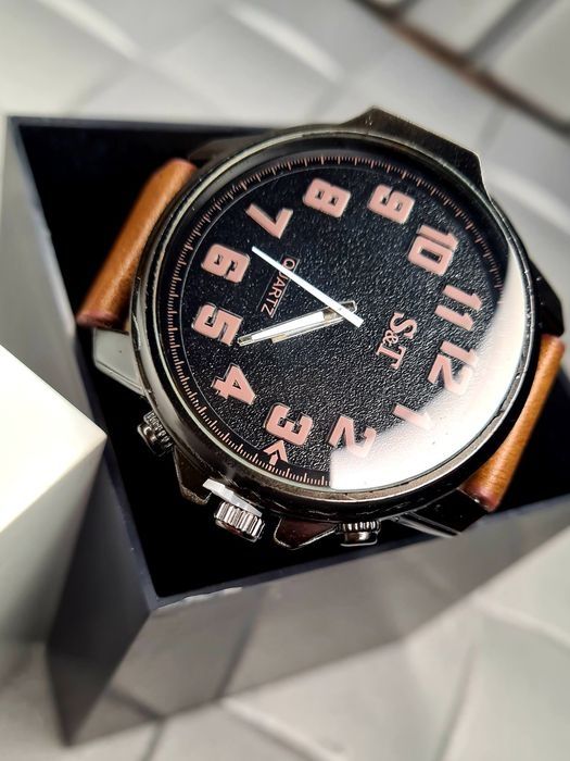 Nowy zegarek kwarcowy S&T czarny z brązowym paskiem - moda