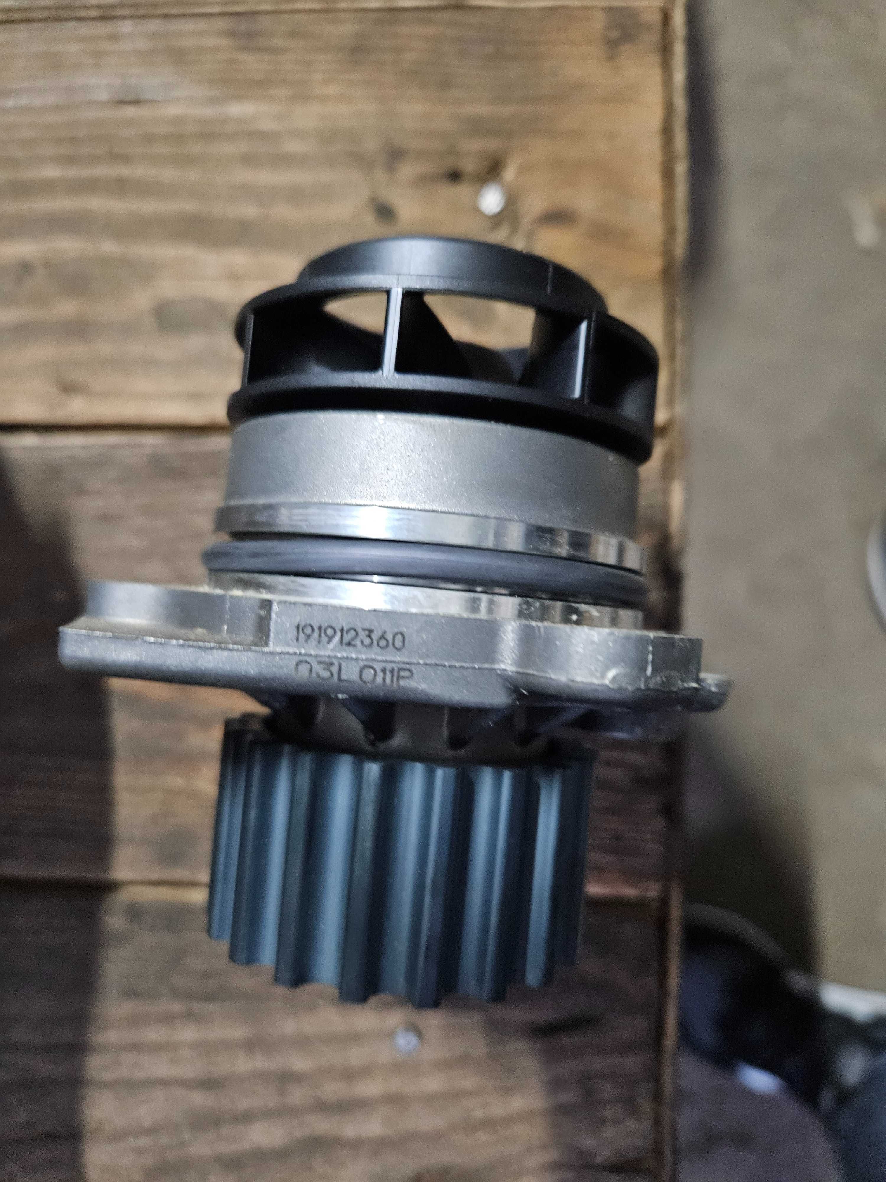 03L121011P Помпа водяна VAG