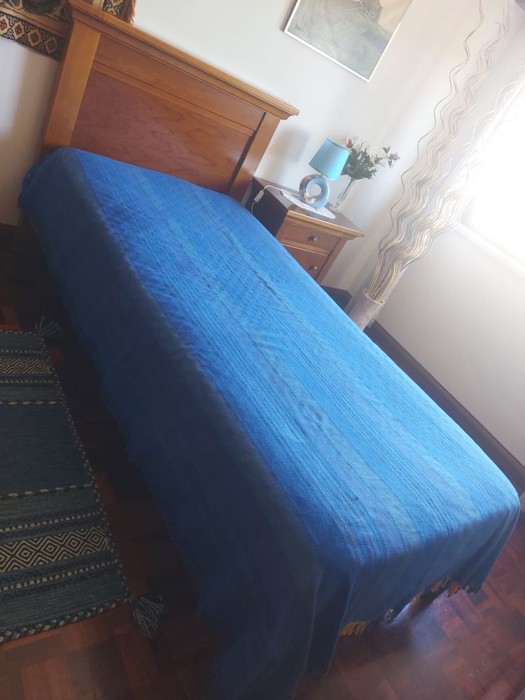 Cama de solteiro e mesa de cabeceira em cerejeira