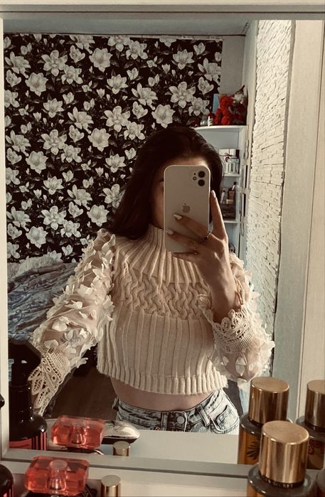 Продам красивый нарядный свитер