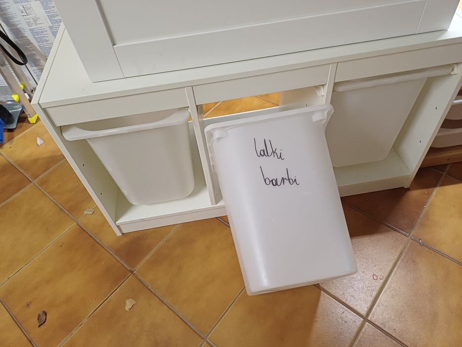 Białe szafki Ikea, trafast z pojemnikami i dwie wiszące