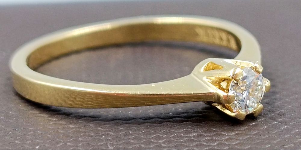 Złoty pierścionek z diamentem 0,15CT W.KRUK 585