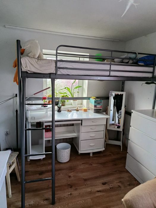 Łóżko piętrowe metalowe antresola z szarym biurkiem.
